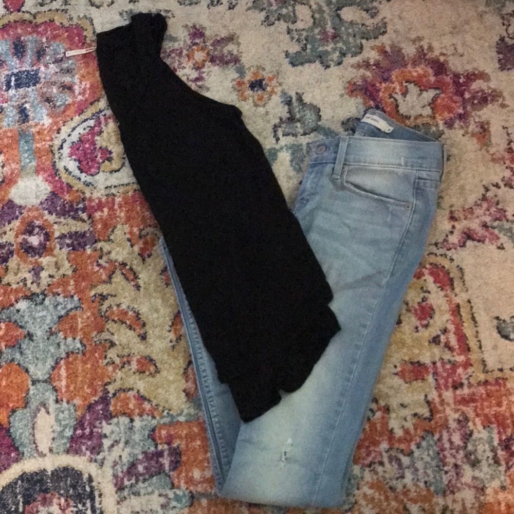 Light wash Levi’s 524 skinny jeans